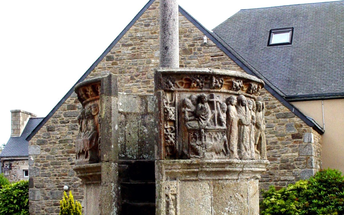 La chaire à prêcher extérieure de Pleubian, un trésor de pierre au coeur du bourg