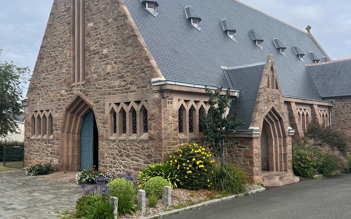 L'église Notre-Dame de l'Armor à Pleubian, une église du XXe siècle tournée vers la mer