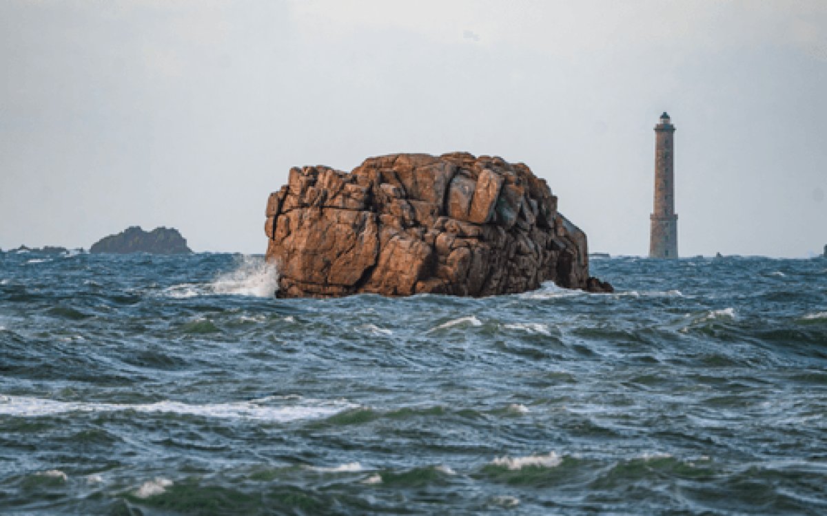 Le phare des Héaux de Bréhat, sentinelle de pierre au large du Sillon de Talbert