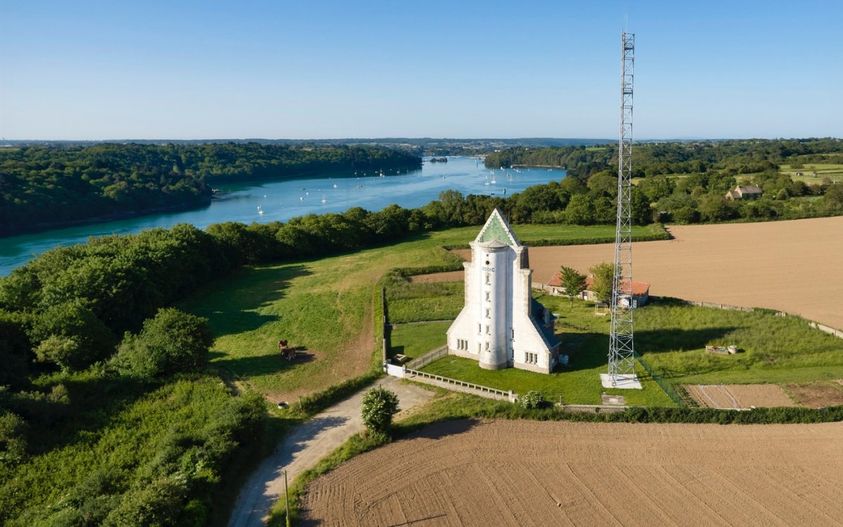 Le phare de Bodic à Lézardrieux, une sentinelle singulière au-dessus du Trieux