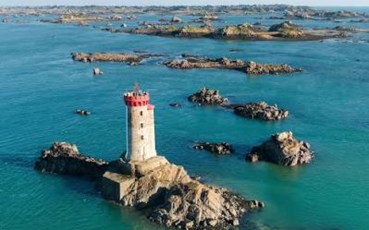 Le phare de la Croix à Lézardrieux, gardien de l'entrée du Trieux depuis 1867