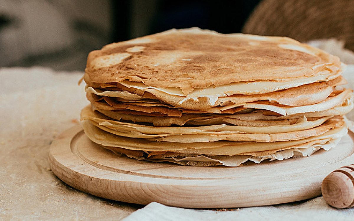 Les crêpes bretonnes : histoire, traditions et recettes incontournables