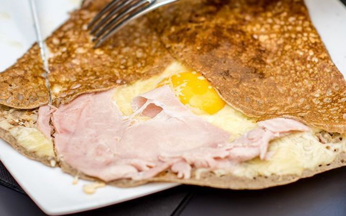 Les crêpes bretonnes : histoire, traditions et recettes incontournables